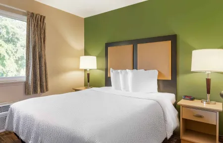 Deluxe Studio - 1 King Bed