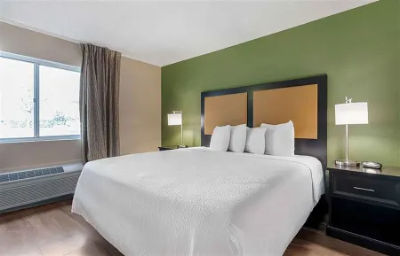 1 Bedroom Suite - 1 Queen Bed