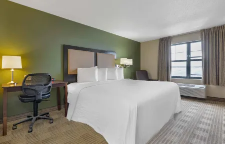 Deluxe Studio - 1 King Bed