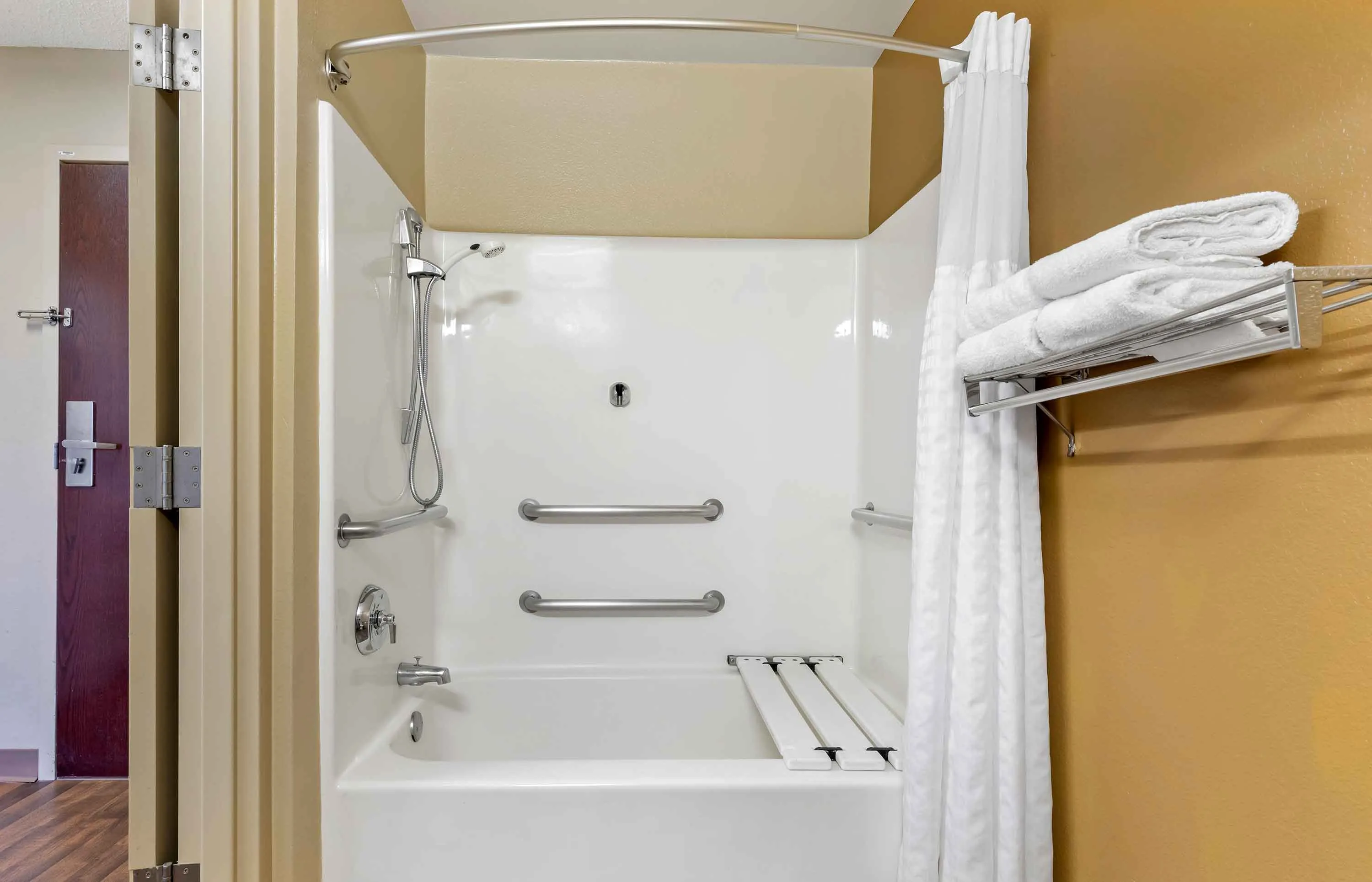 1 Bedroom Suite - 1 Queen Bed
