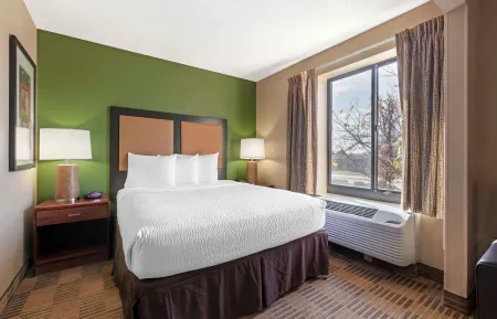 Deluxe Studio - 1 Queen Bed