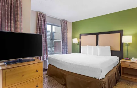 Deluxe Studio - 1 King Bed