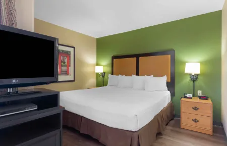 Deluxe Studio - 1 King Bed