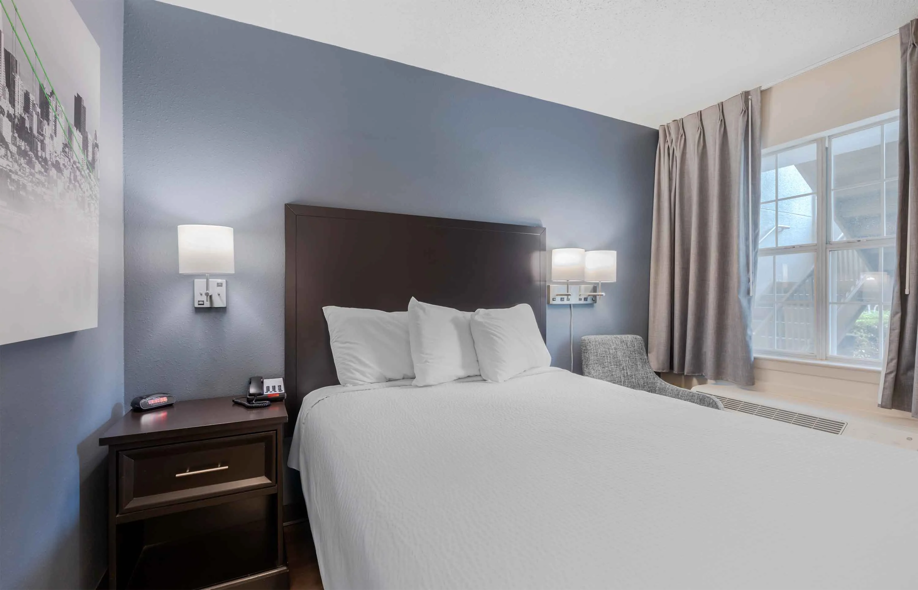 Deluxe Studio - 1 Queen Bed