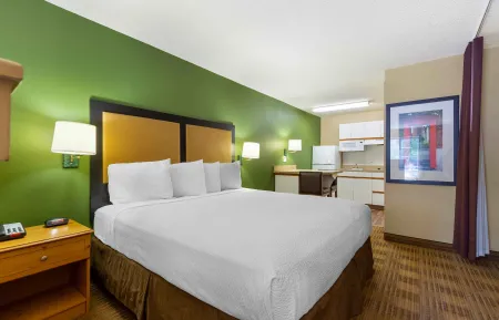 Deluxe Studio - 1 King Bed