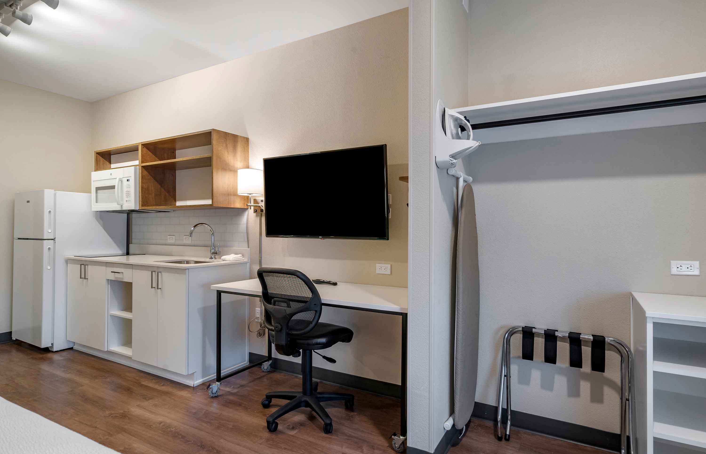1 Bedroom Suite - 1 Queen Bed