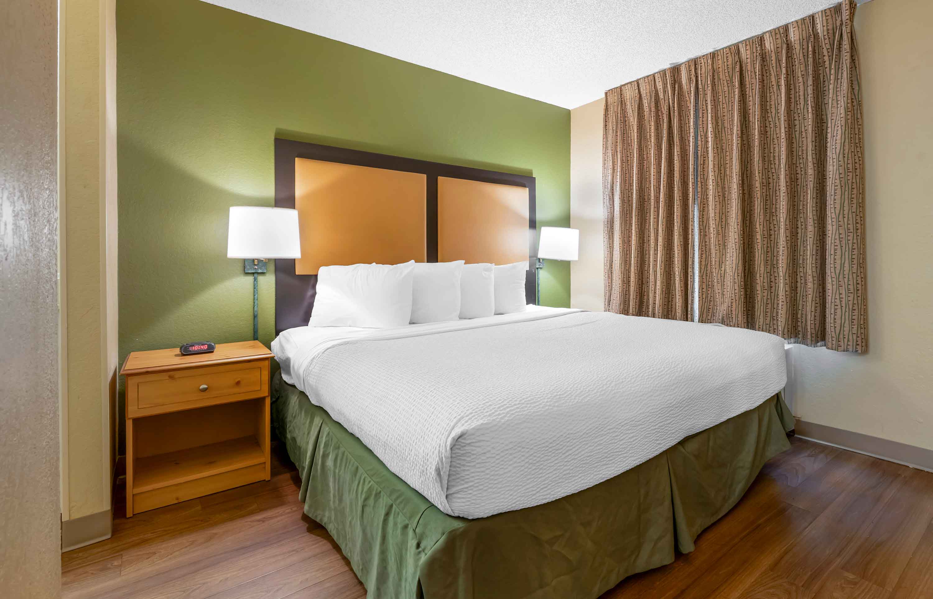 1 Bedroom Suite - 1 King Bed