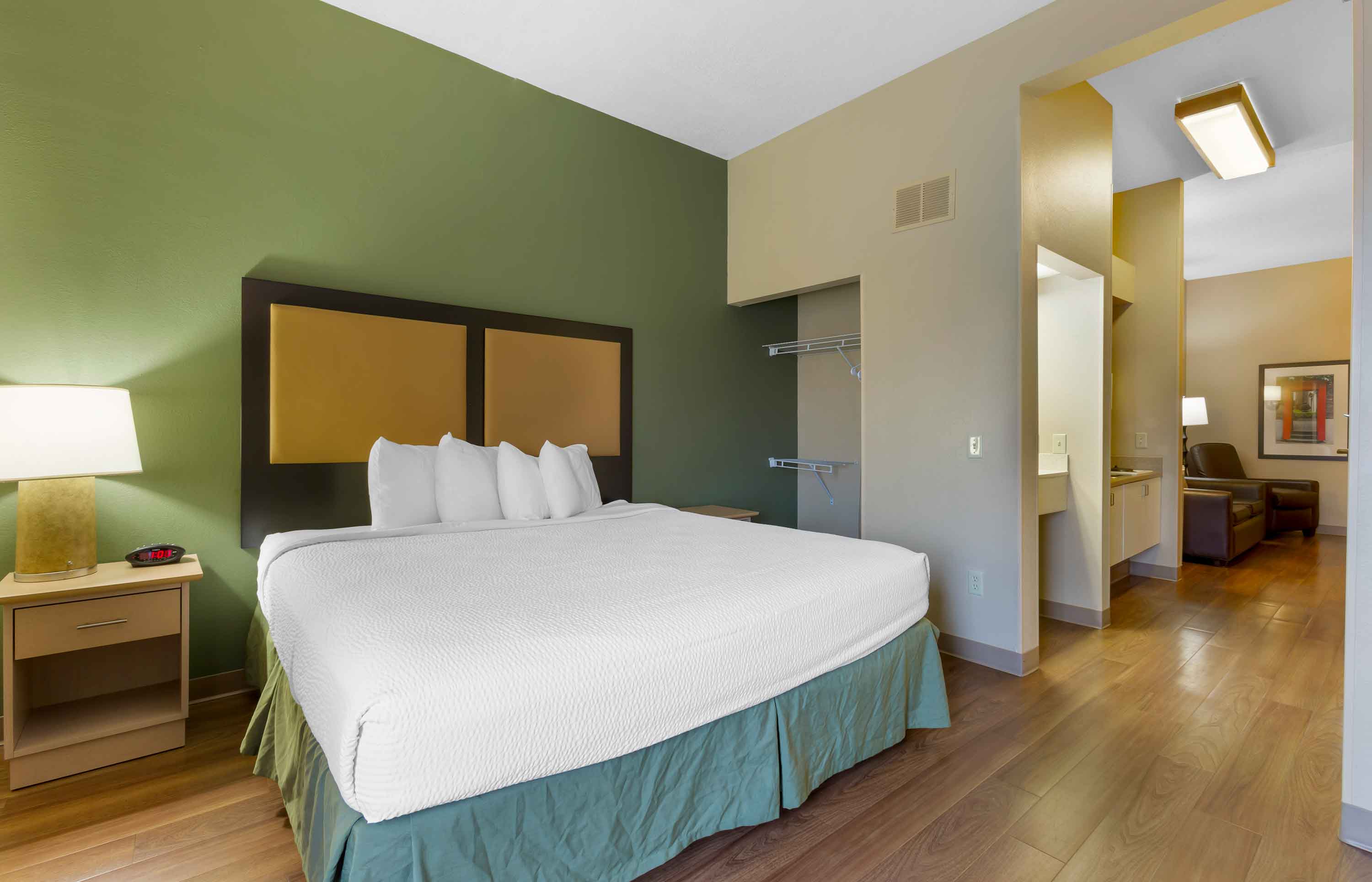 Deluxe Studio - 1 King Bed