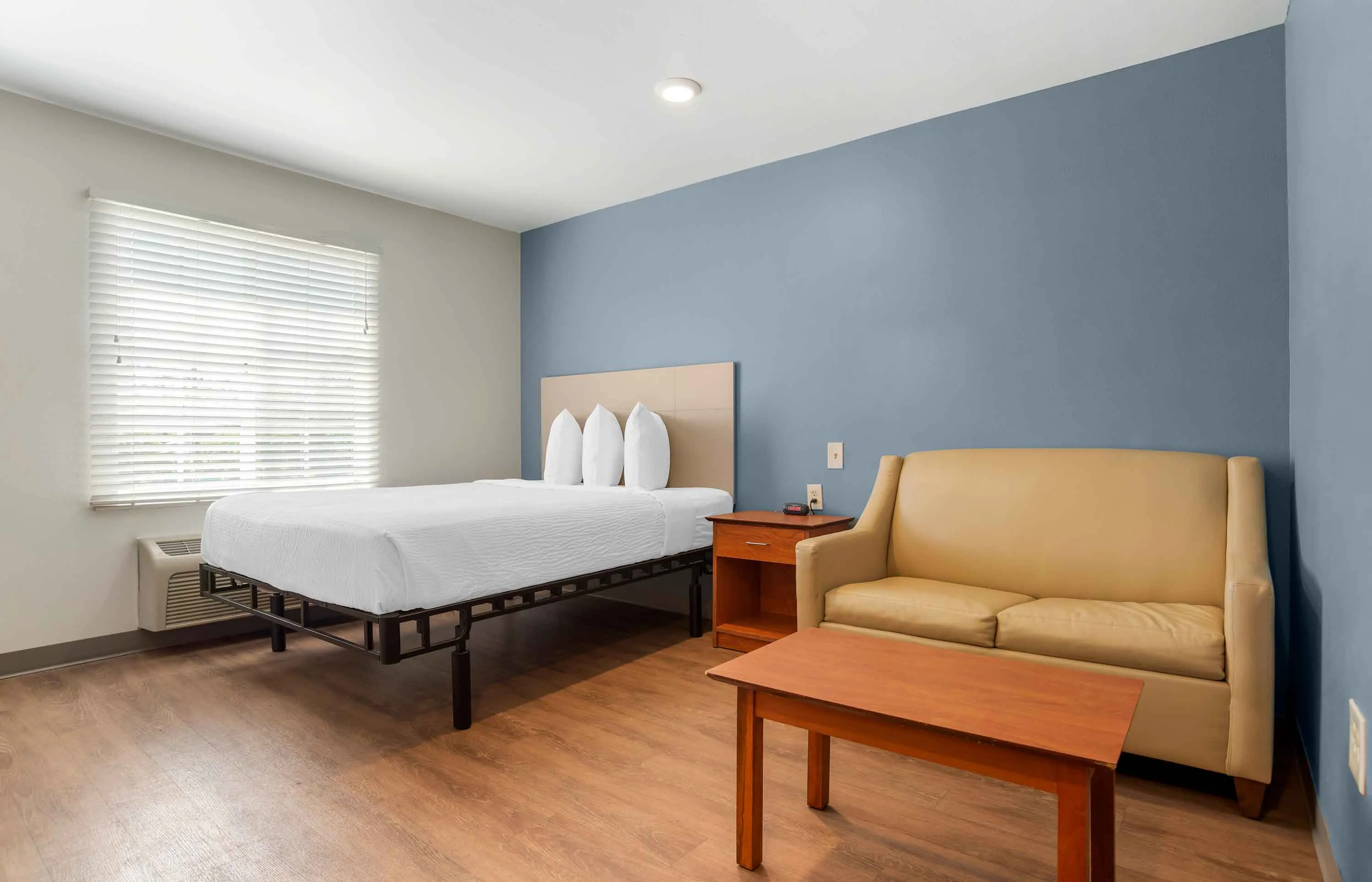 Deluxe Studio - 1 Queen Bed