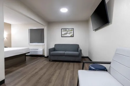 Deluxe Studio - 1 Queen Bed