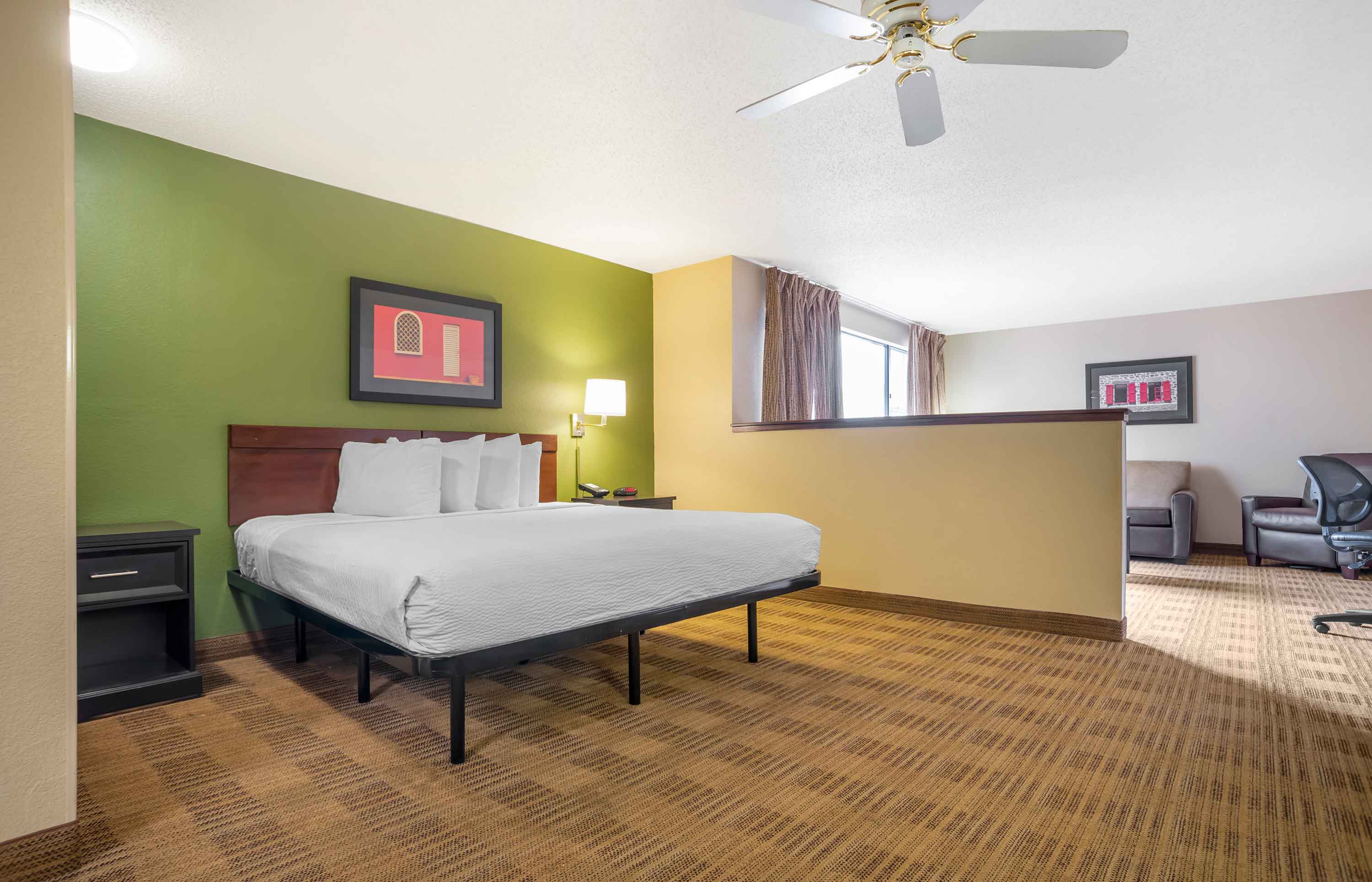 Deluxe Studio - 1 King Bed